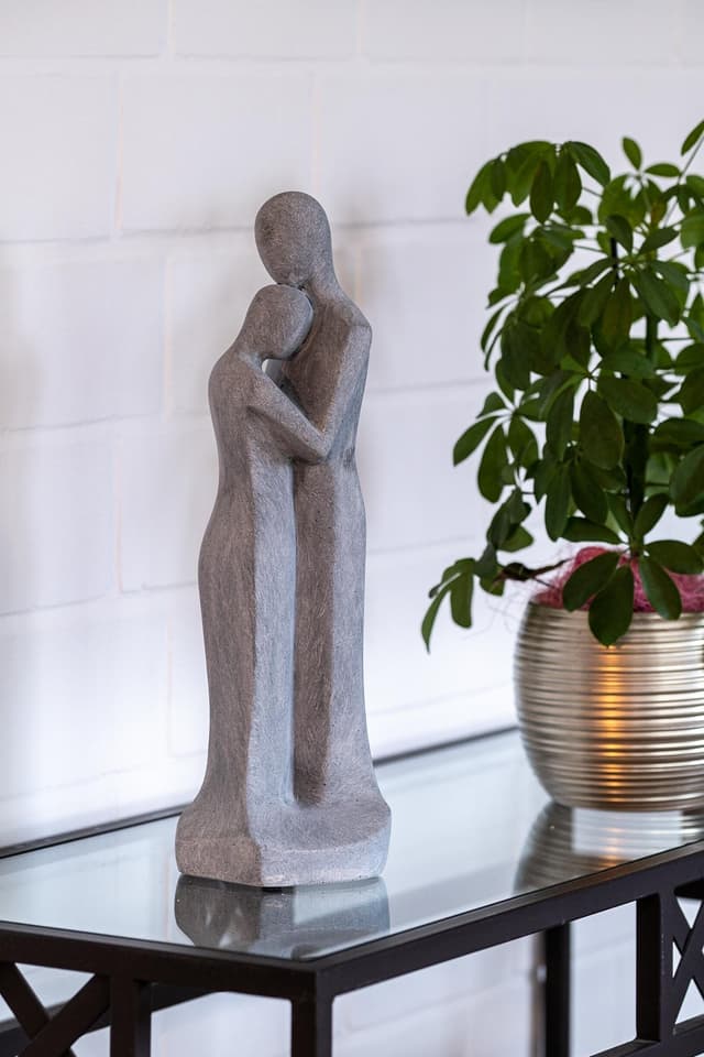 IDYL Moderne Liebespaar Skulptur aus Sandsteinguss - Wetterfest & Grau