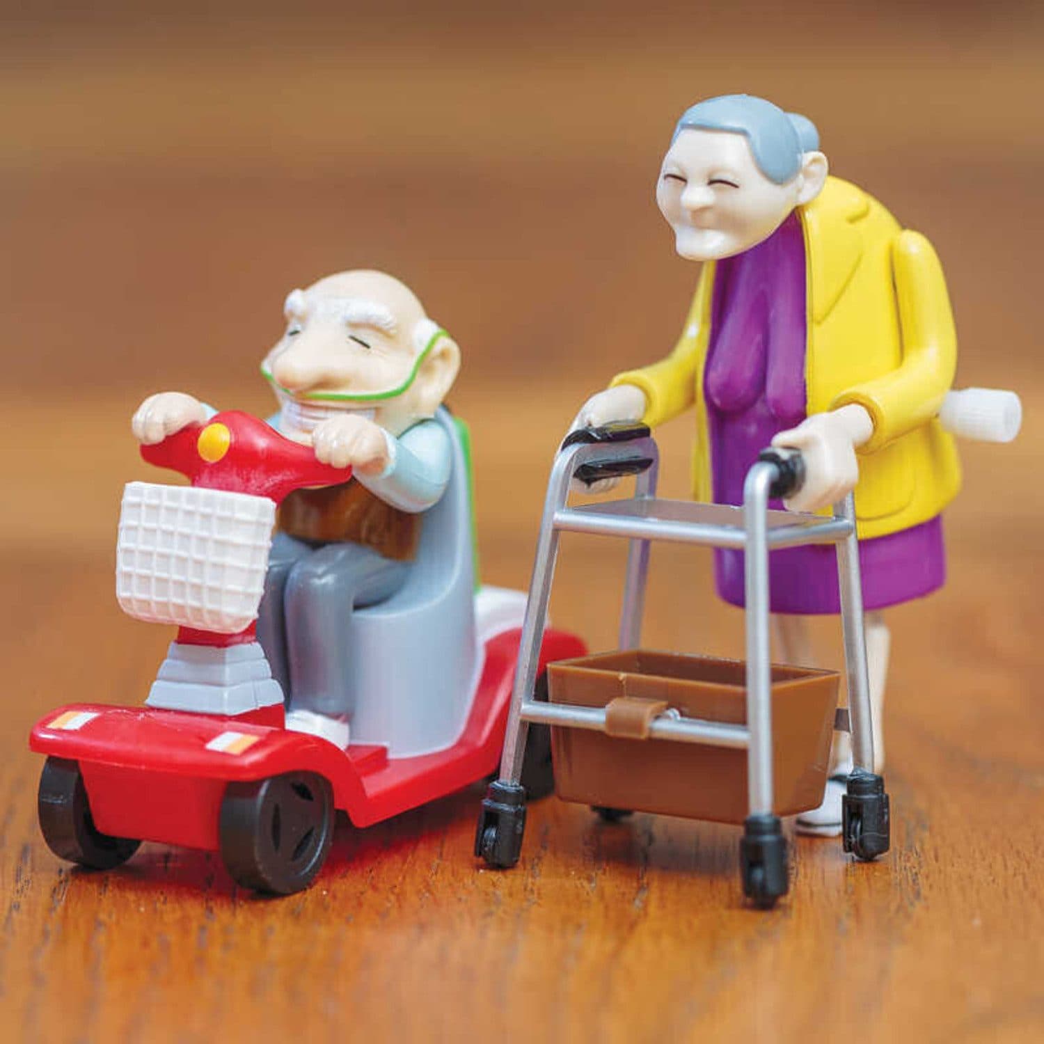 TOBAR aufziehbare Dekofigur Seniorenpaar mit Gehwagen & Scooter - Bild 2