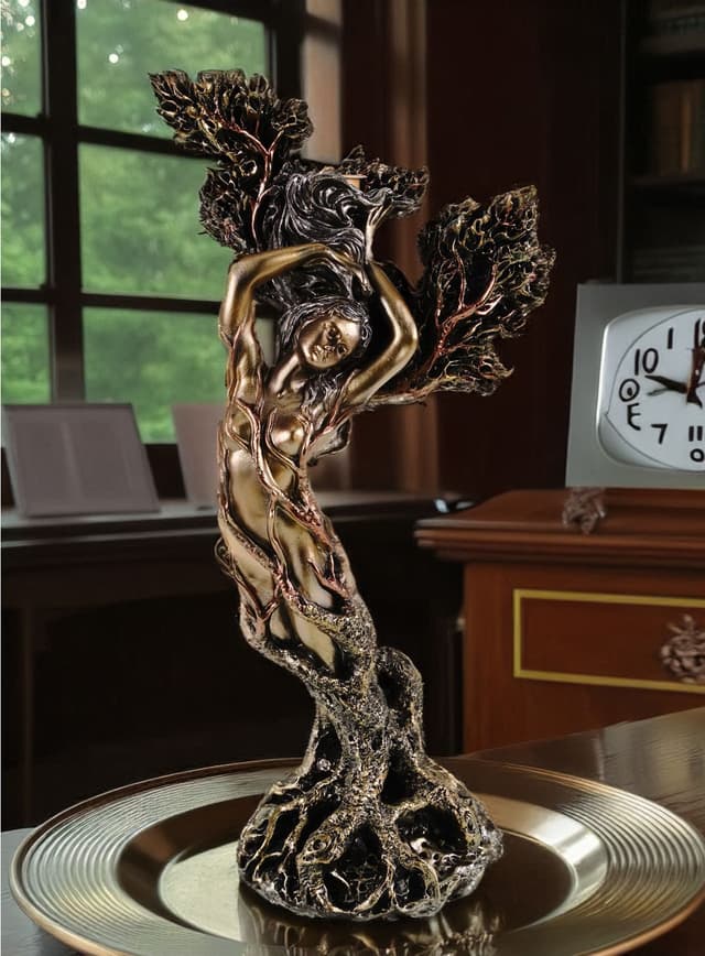 Kremers Schatzkiste: Bronzefarbene Frau-Baum-Skulptur aus Polyresin