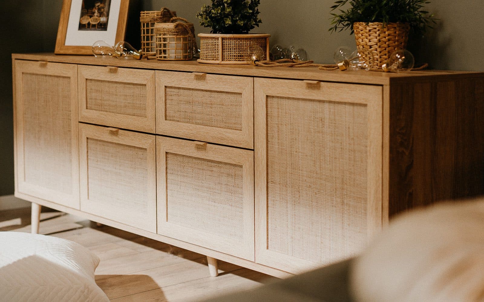 Furn.Design Sideboard Niran mit Bast-Dekor und Massivholz-Füßen - Bild 2