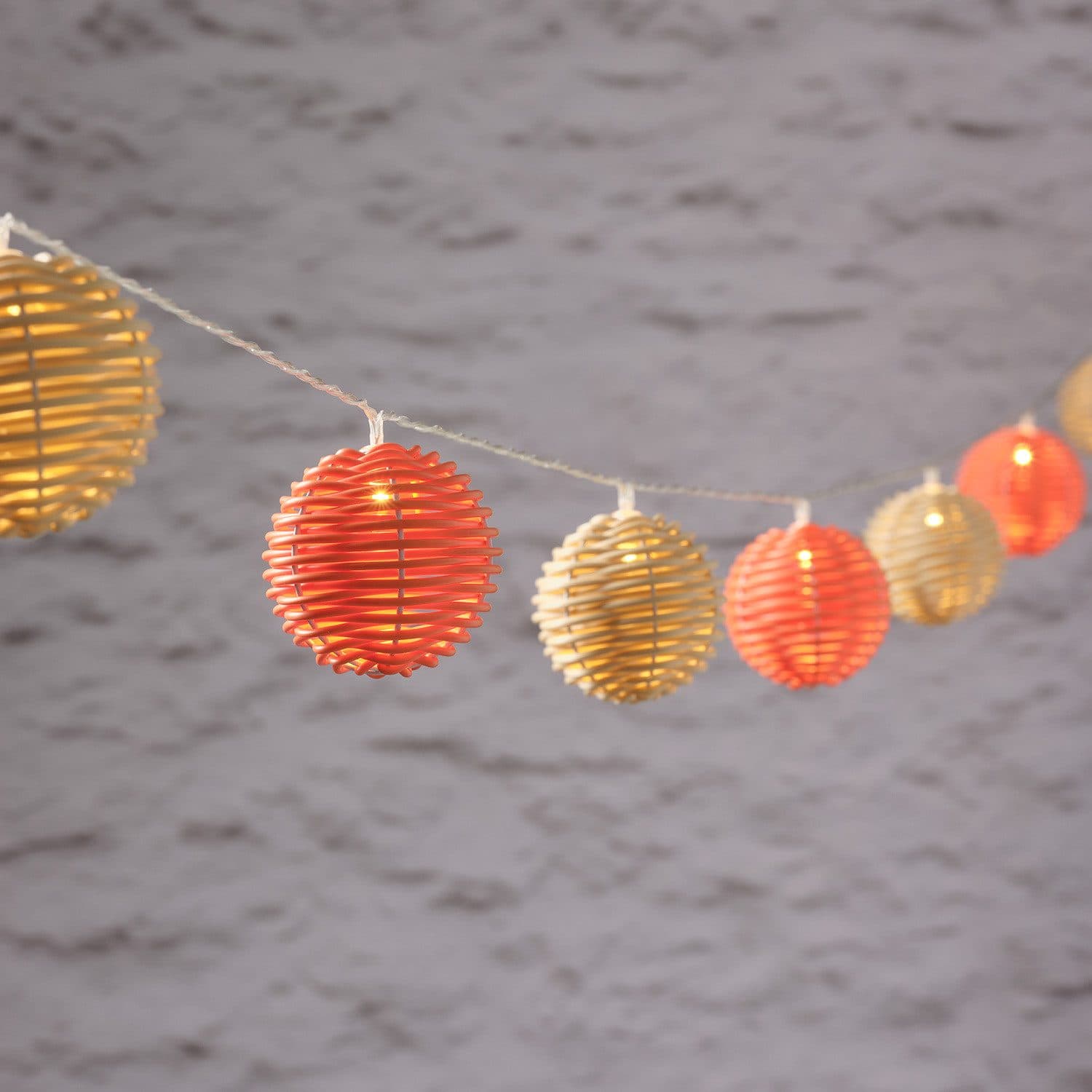 Lights4fun LED-Lichterkette 10er Solar Rattan Kugeln Bunt - Bild 2