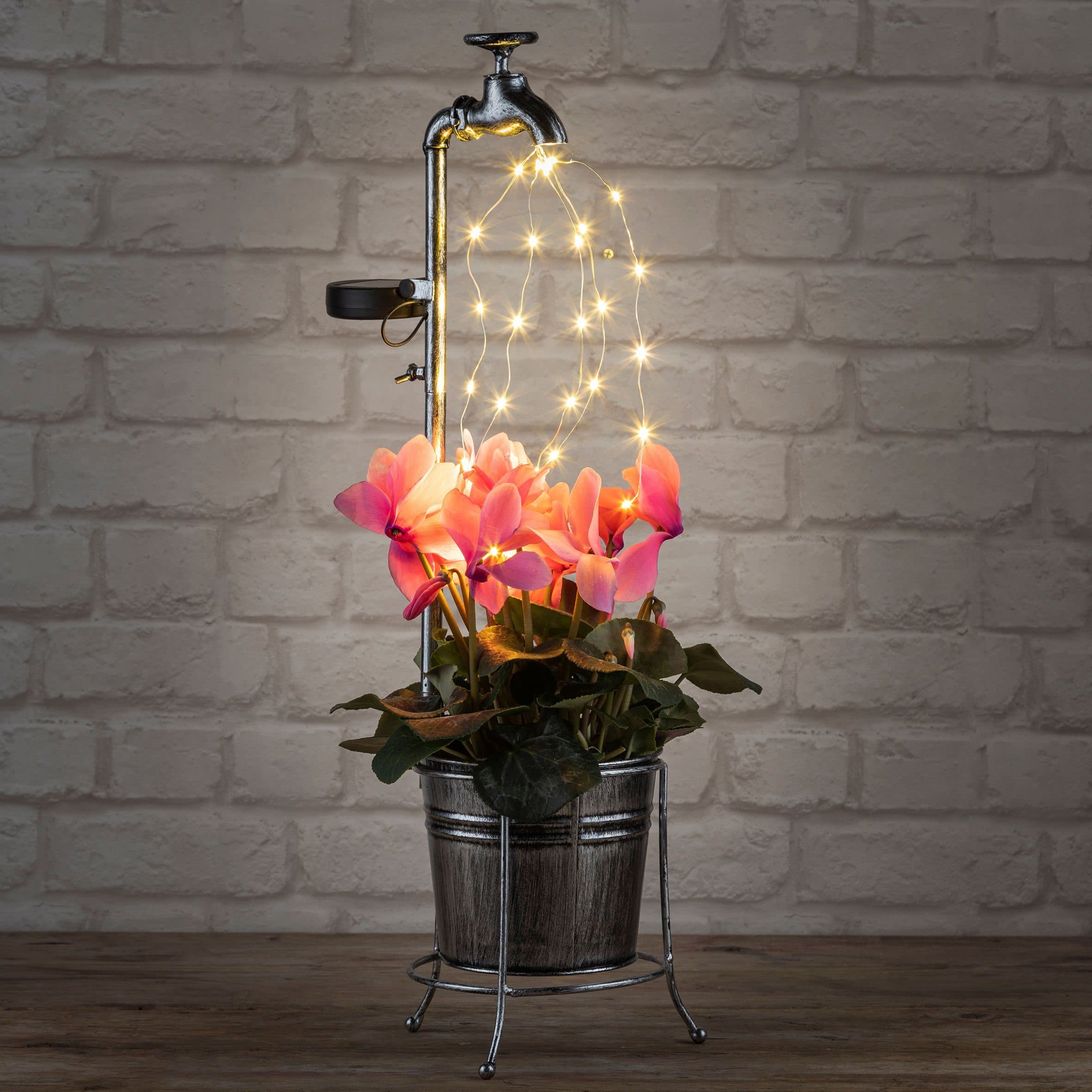 Spetebo LED Solar Deko Wasserhahn mit Blumentopf - Altsilber - Bild 2