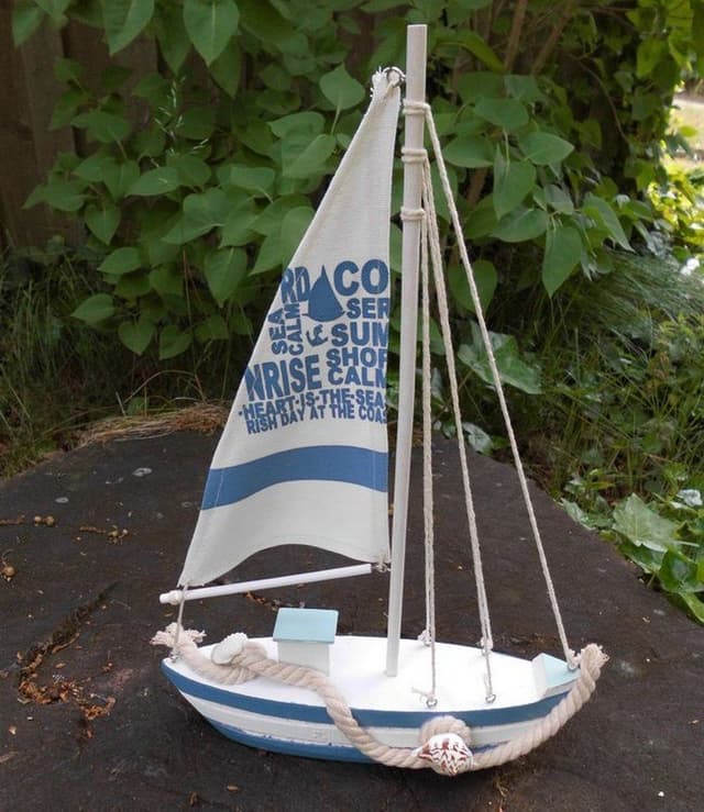 Deko-Impression Segelschiff Holz Dekofigur Blau-Weiß Maritimes Design