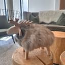 LIRA Deko Elch Holzfigur mit Rentierfell Skandinavische Tischdeko Bild 2