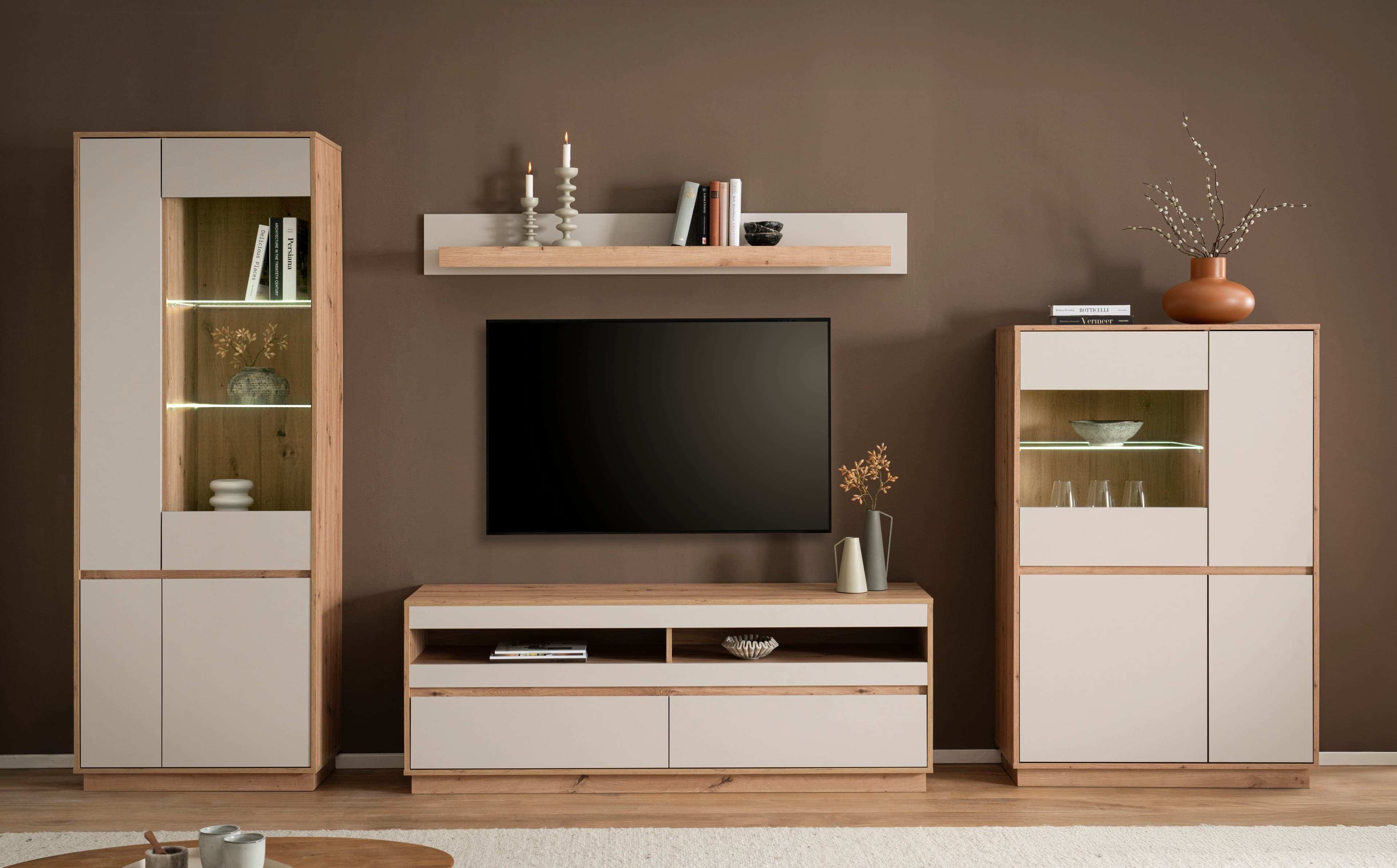 Moderne Wohnwand aus FSC®-zertifiziertem Holzwerkstoff