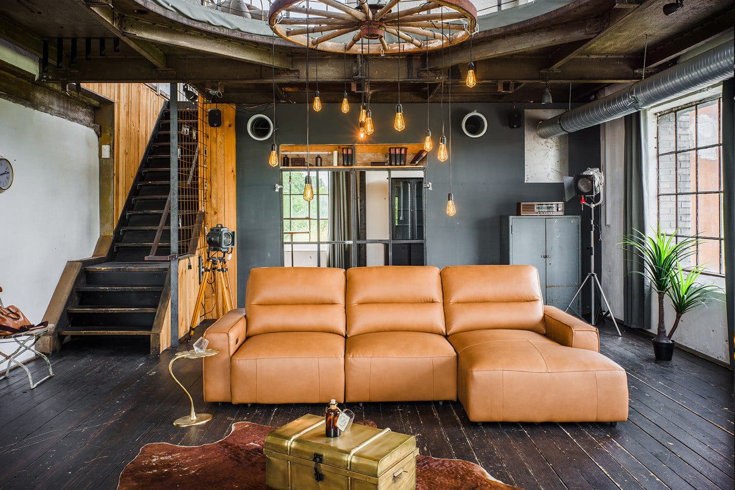 Motorisiertes Leder-Sofa mit Sitzvorzug und Longchair