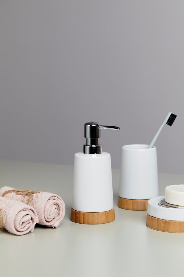 WENKO Seifenspender Bamboo: Keramik und Bambus Design für Bad & Küche
