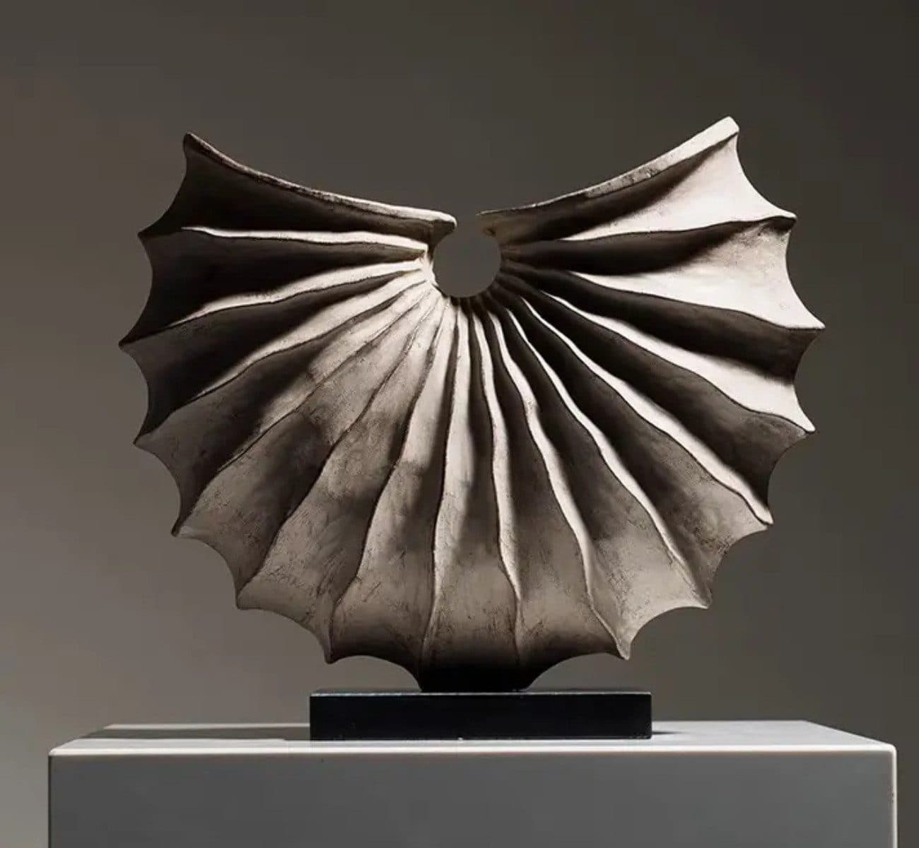 Quality Elegance Geometrische Muschel-Skulptur aus Resin 30x28 cm - Bild 2