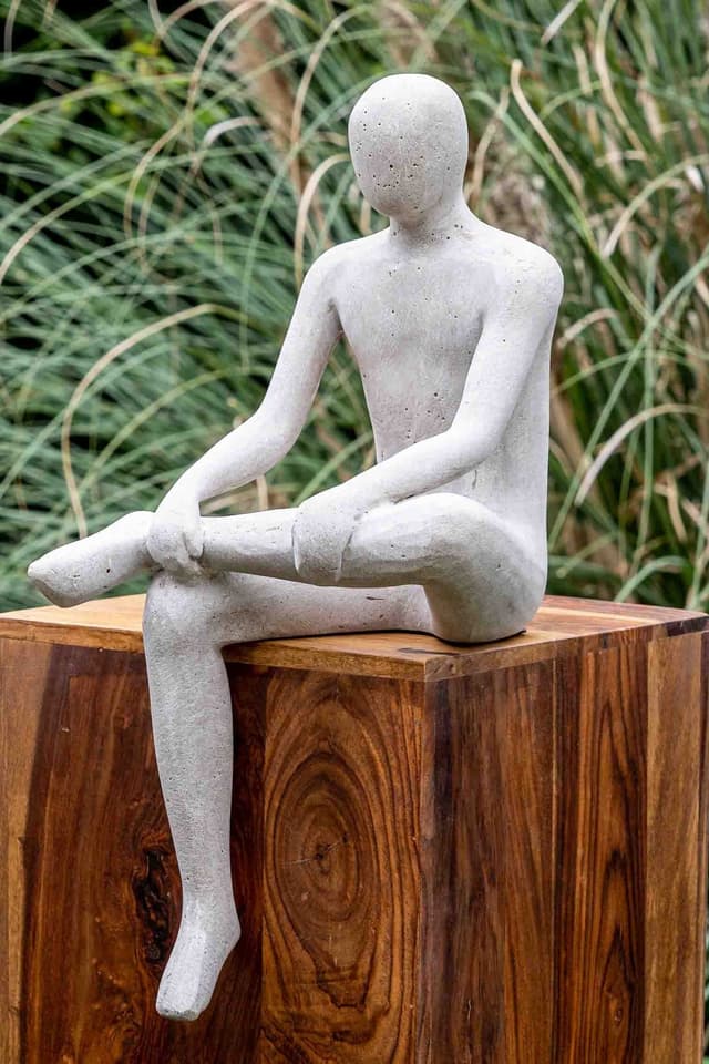 IDYL Moderne Skulptur "Sitting Man" - Elegante Sandsteinguss Figur
