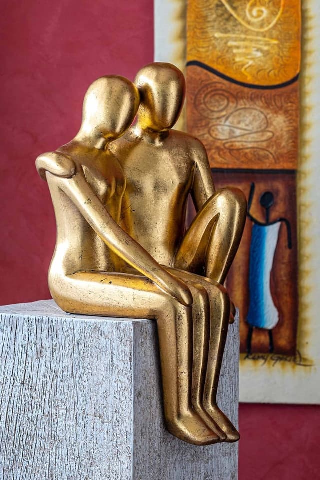 IDYL Moderne Skulptur "Sitzendes Liebespaar" - Sandsteinguss Figur in Grau