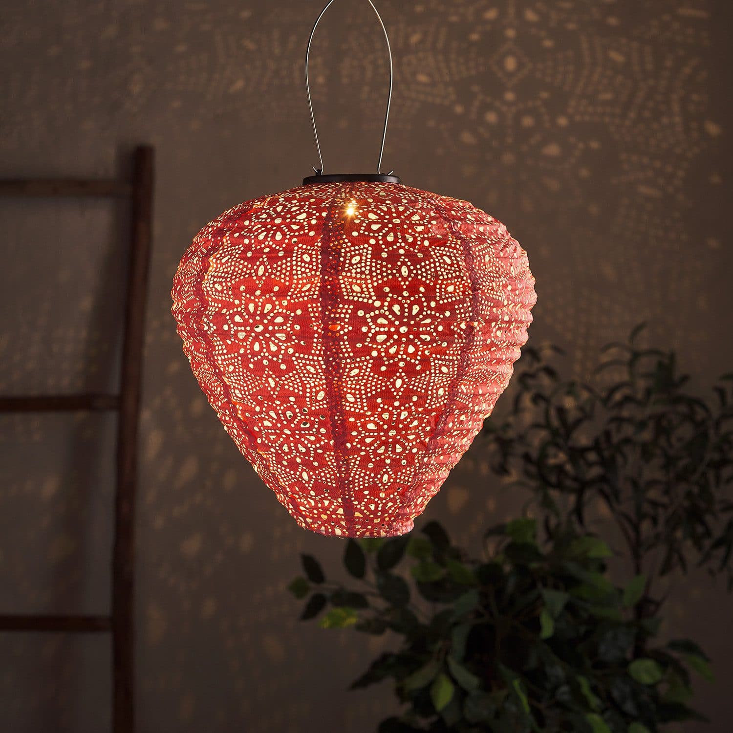 Lights4fun LED Solarlaterne Tyvek Pink mit Cut-Out-Muster - Bild 2