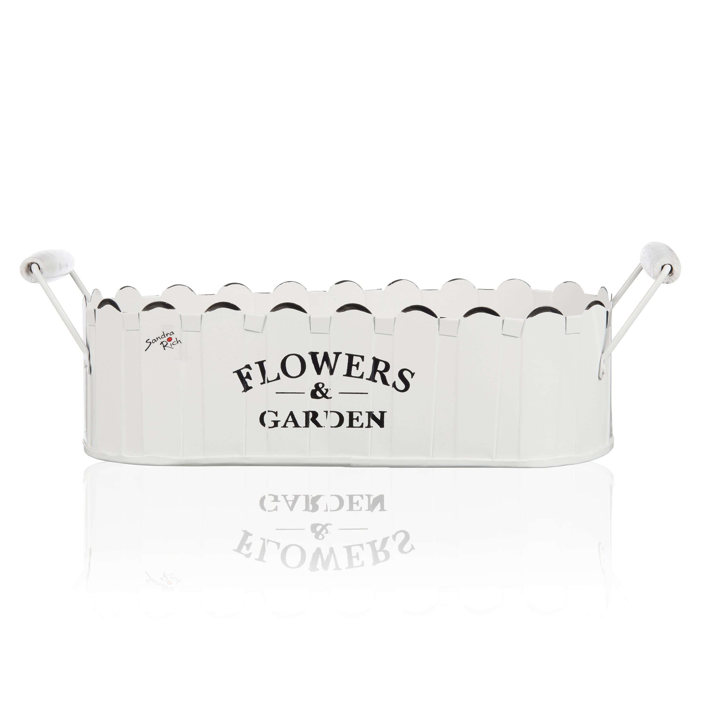 Weißer Metall-Blumenkasten im Shabby-Chic Stil
