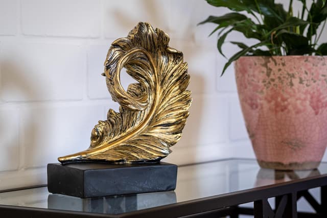 IDYL Moderne Feder Skulptur in Gold - Resin Figur für Wohnräume