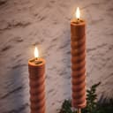 Lights4fun LED Gartenleuchte 2er Set TruGlow® Solar Stabkerzen Terracotta Bild 2