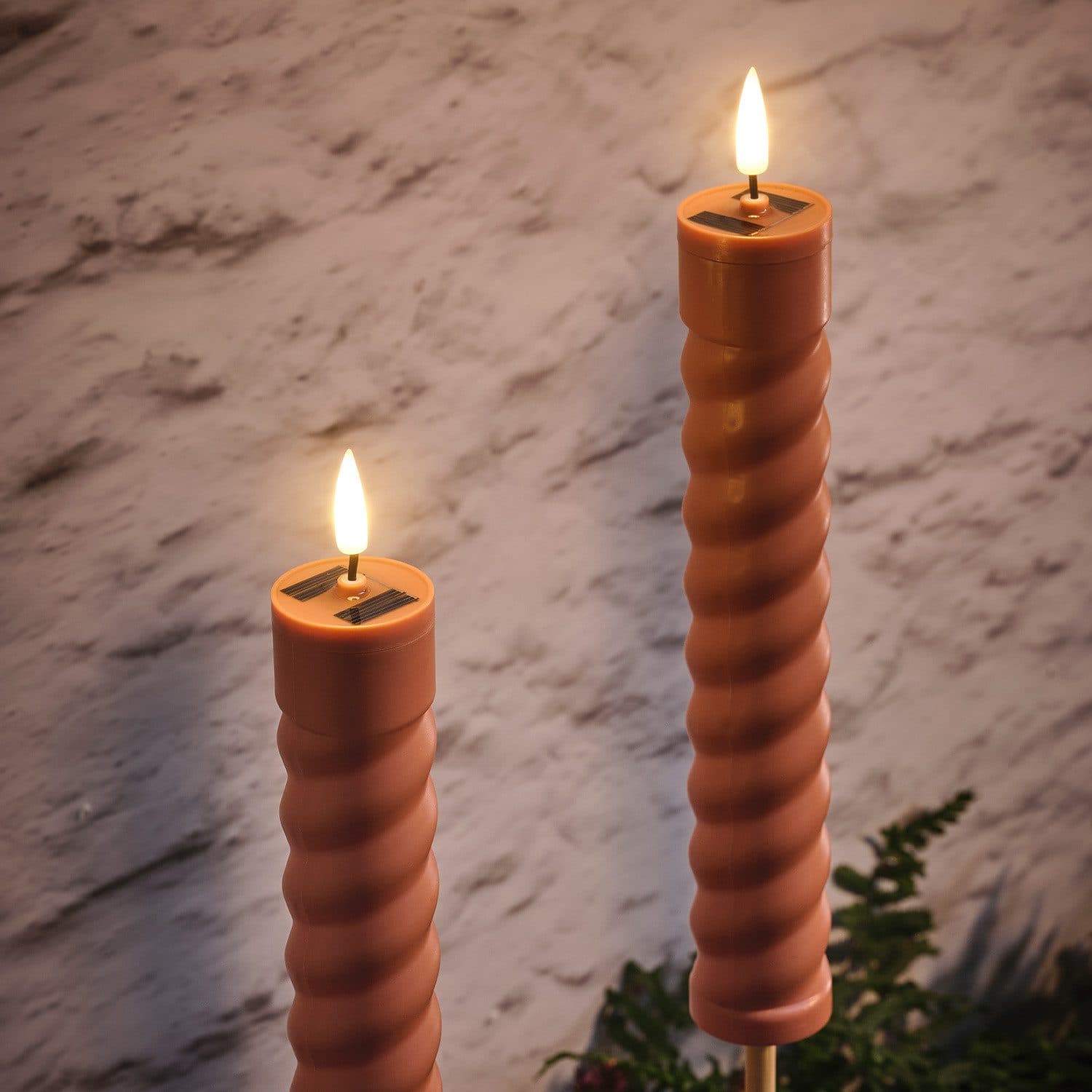 Lights4fun LED Gartenleuchte 2er Set TruGlow® Solar Stabkerzen Terracotta - Bild 2