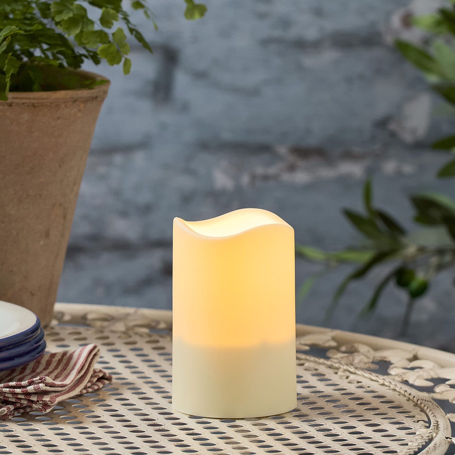 Lights4fun LED-Solarkerze 11cm Warmweiß