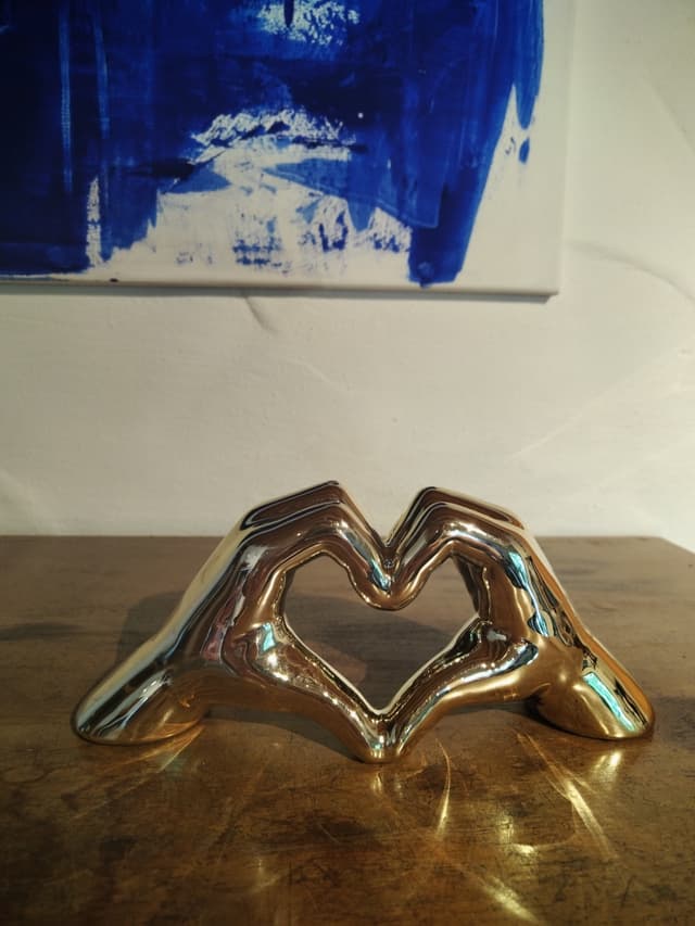 GlasArt Keramik Hand Herz Statue - Einzigartige Deko Figur