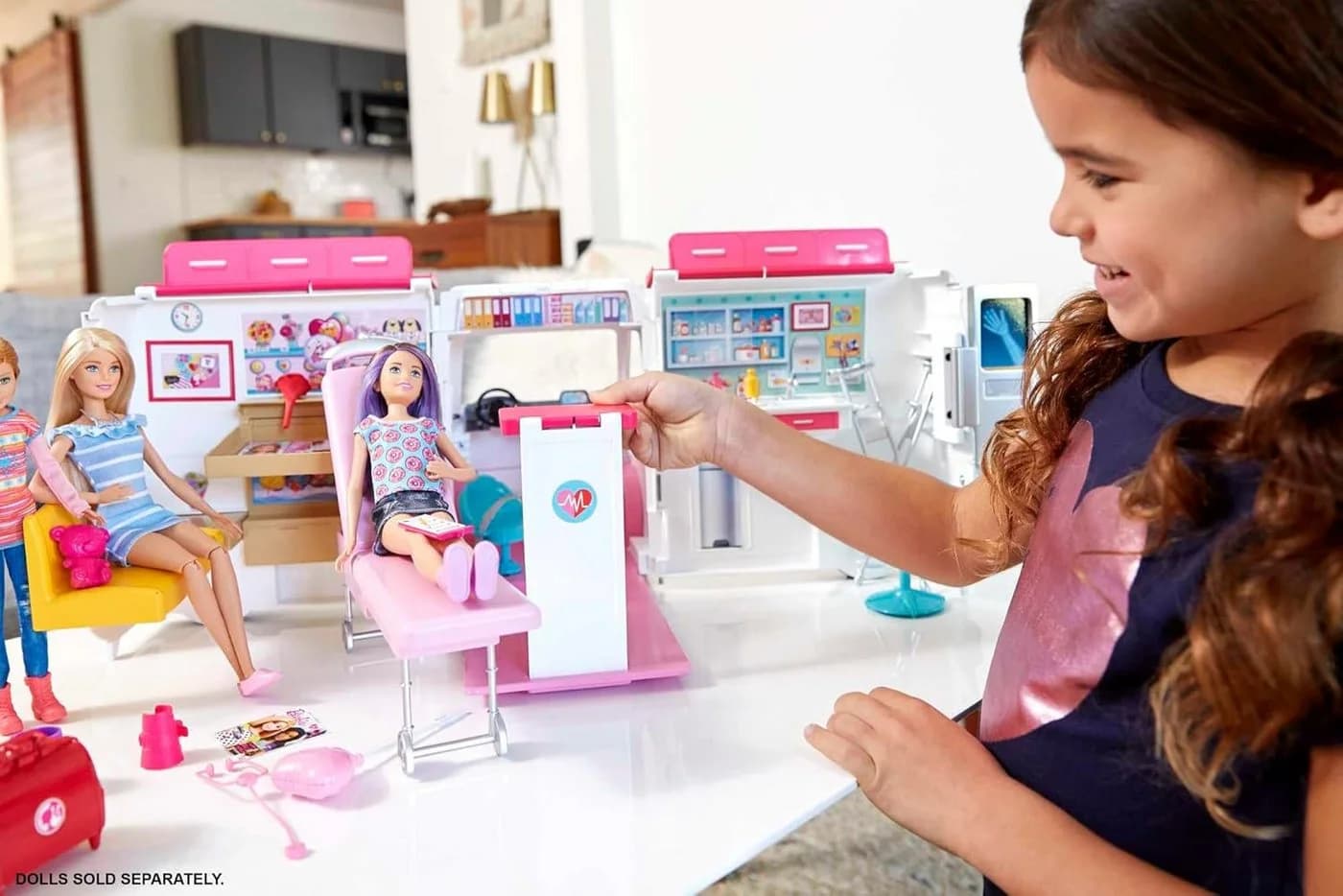 Mattel Barbie Spielwelt Krankenwagen 2-in-1 mit Licht und Sound