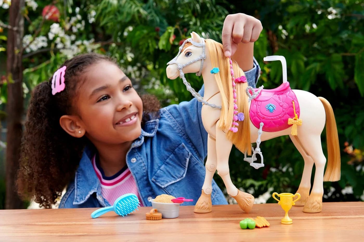 Barbie Anziehpuppe Mysteries: Das geheimnisvolle Pferdeabenteuer Spielzeugpferd interaktiv mit Sound