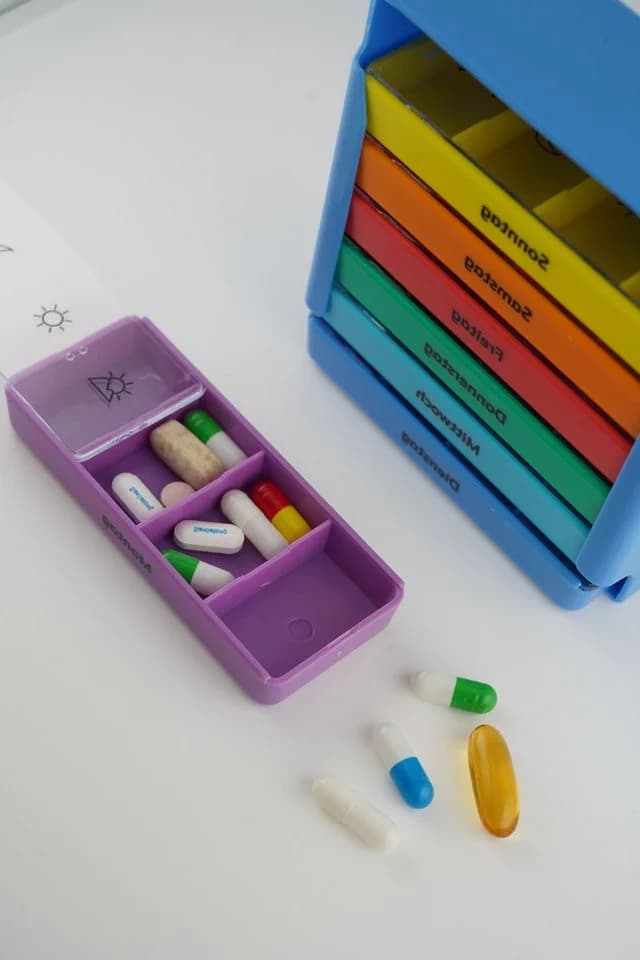 omeo Pillendose 7 Tage Extragroß 4 Kammer Bunt