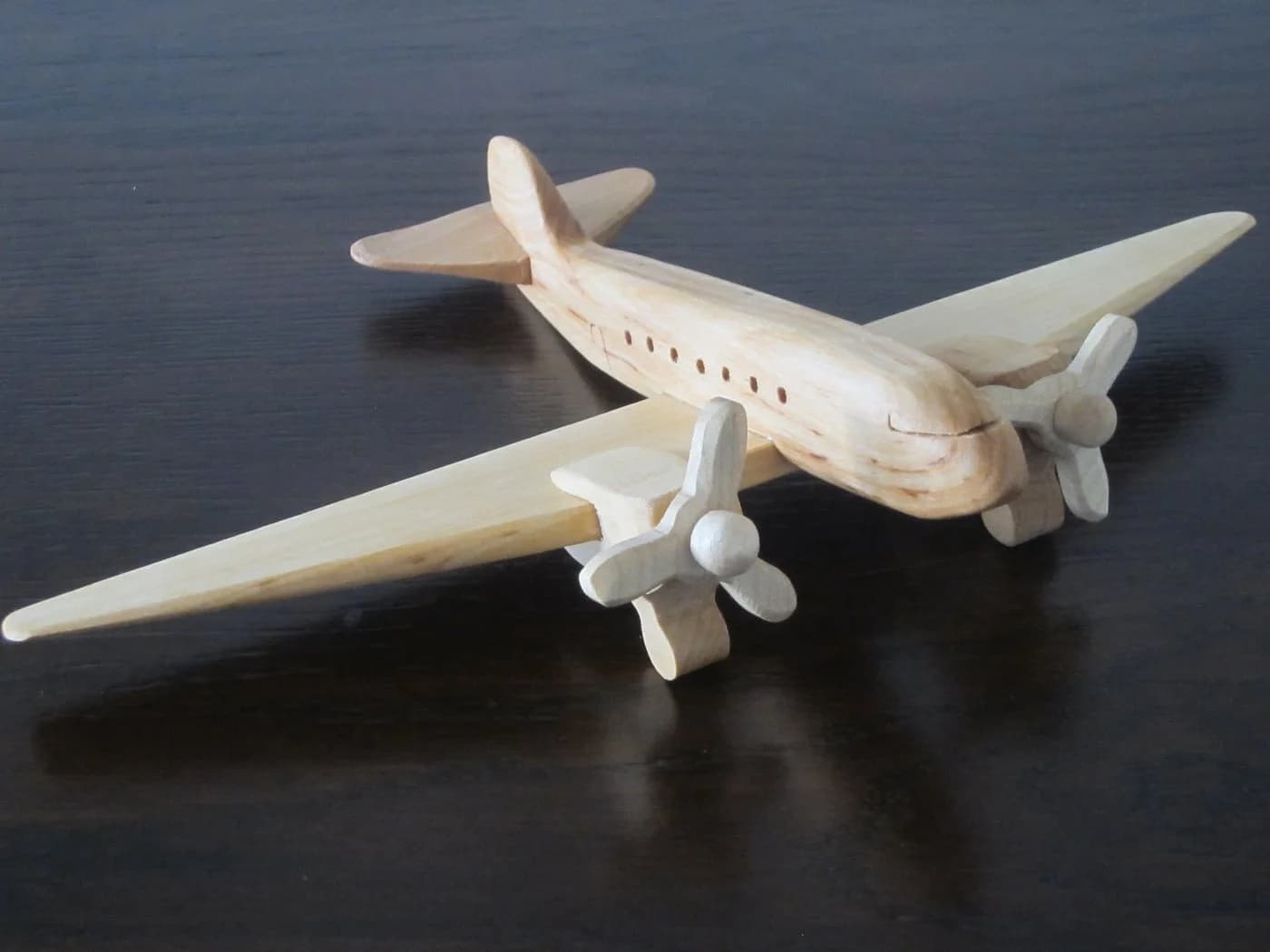 Holzprodukte Oldtimer Flugzeug Modell aus Massivholz mit beweglichen Propellern - Bild 2