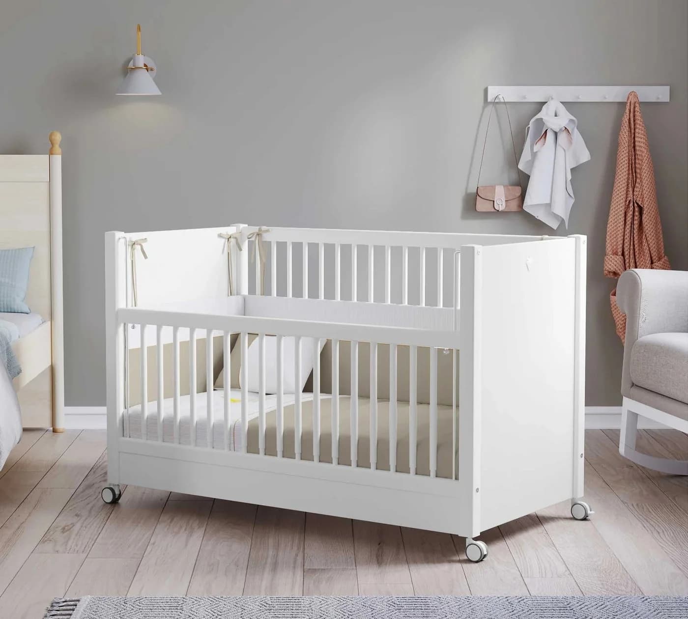 Möbel-Zeit Babybett WHEEL Weiß mit Rollen höhenverstellbar - Bild 2