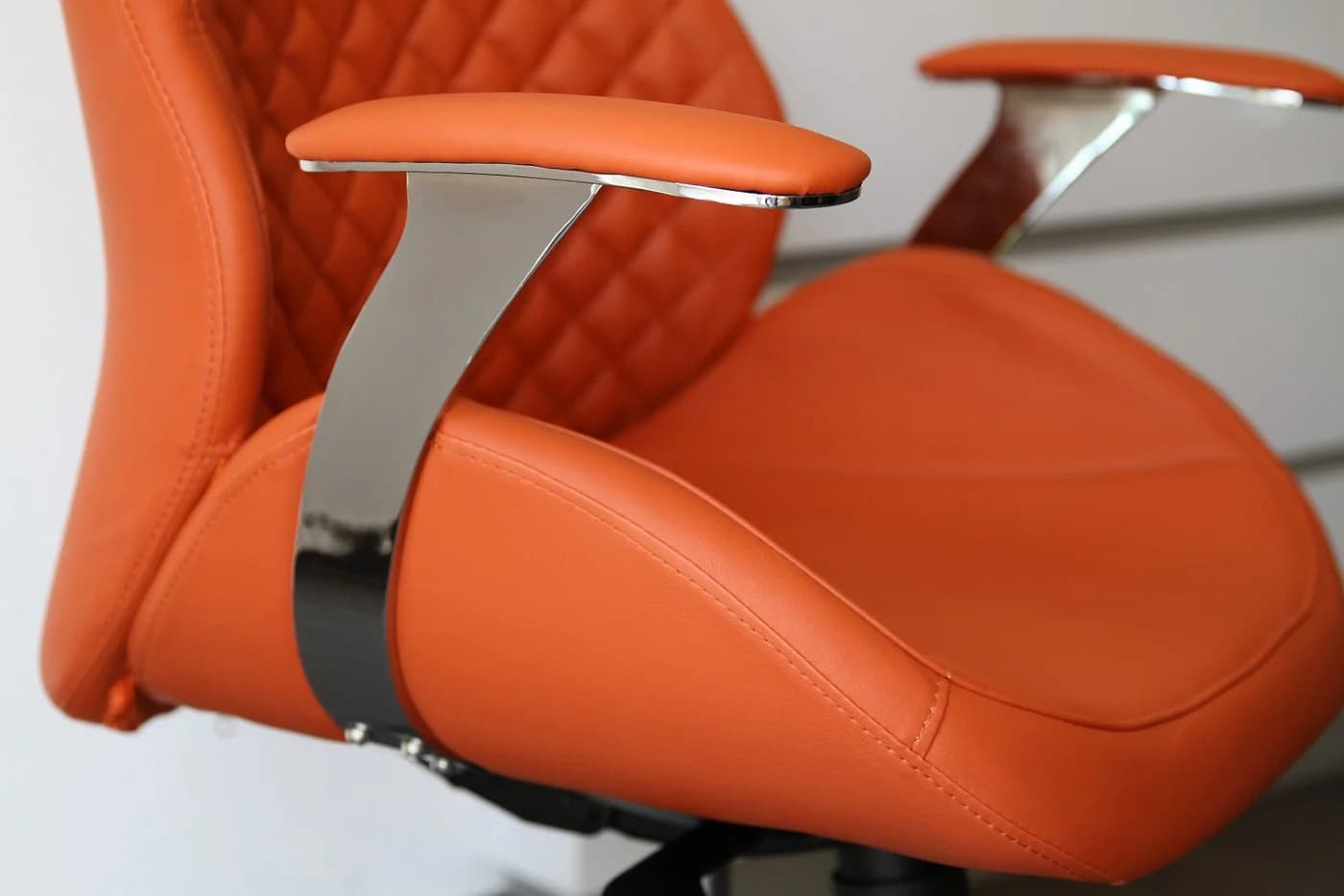Steelboxx Bürodrehstuhl Pantera Low mit Armlehnen Kunstleder Orange
