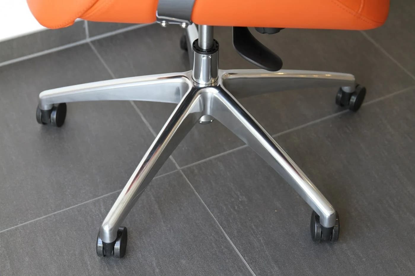Steelboxx Bürodrehstuhl Pantera Low mit Armlehnen Kunstleder Orange - Bild 3