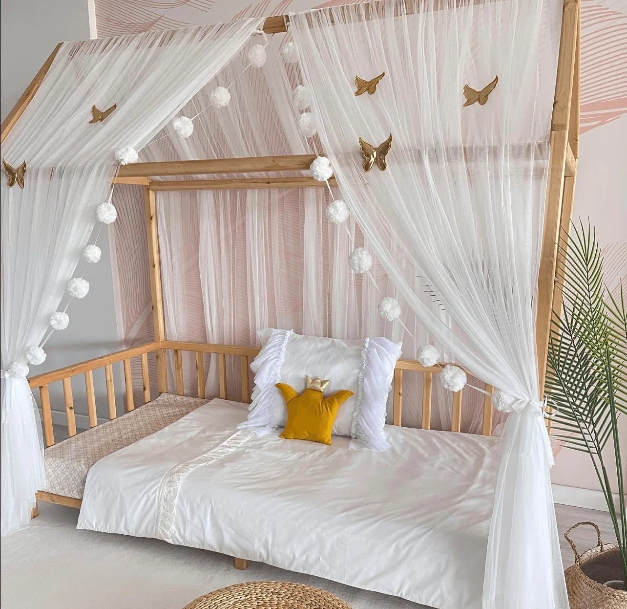 Baby Fancyroom Betthimmel Tüll Set mit Pomponkette Weiß