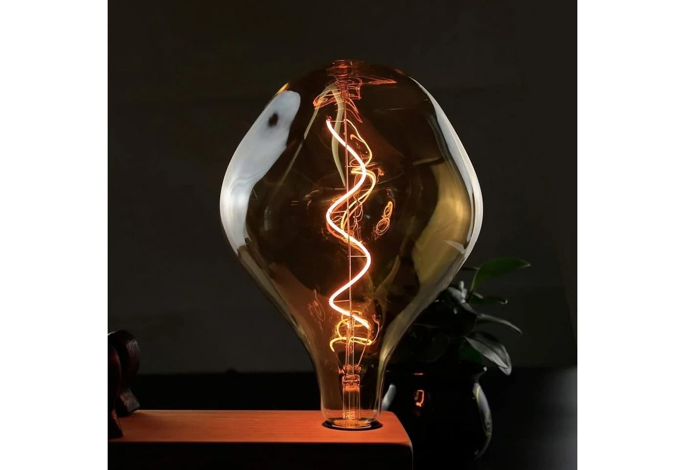 Vintage LED-Leuchtmittel mit goldfarbenen LED-Filamenten