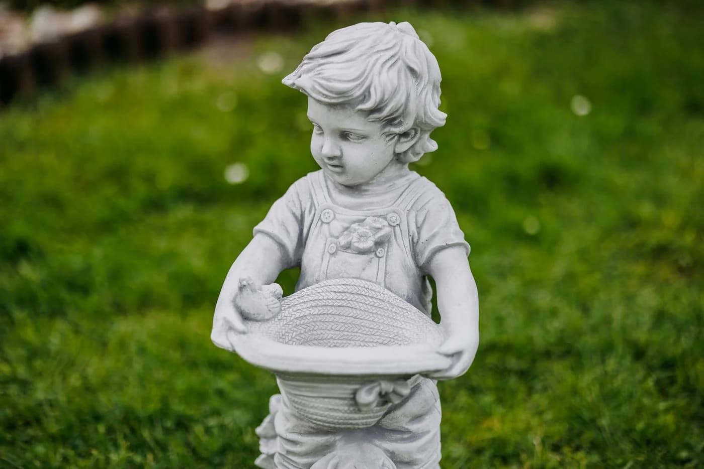 gartendekoparadies.de Gartenfigur Junge mit bepflanzbarem Hut Grau Steinfigur - Bild 3