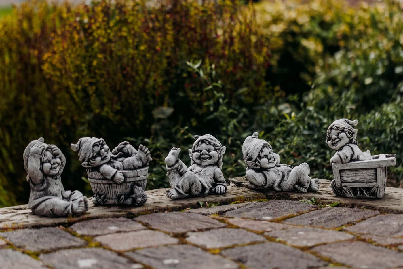 gartendekoparadies.de Gartenfigur 5er Set Gnom Familie Steinfiguren Grau - Bild 5