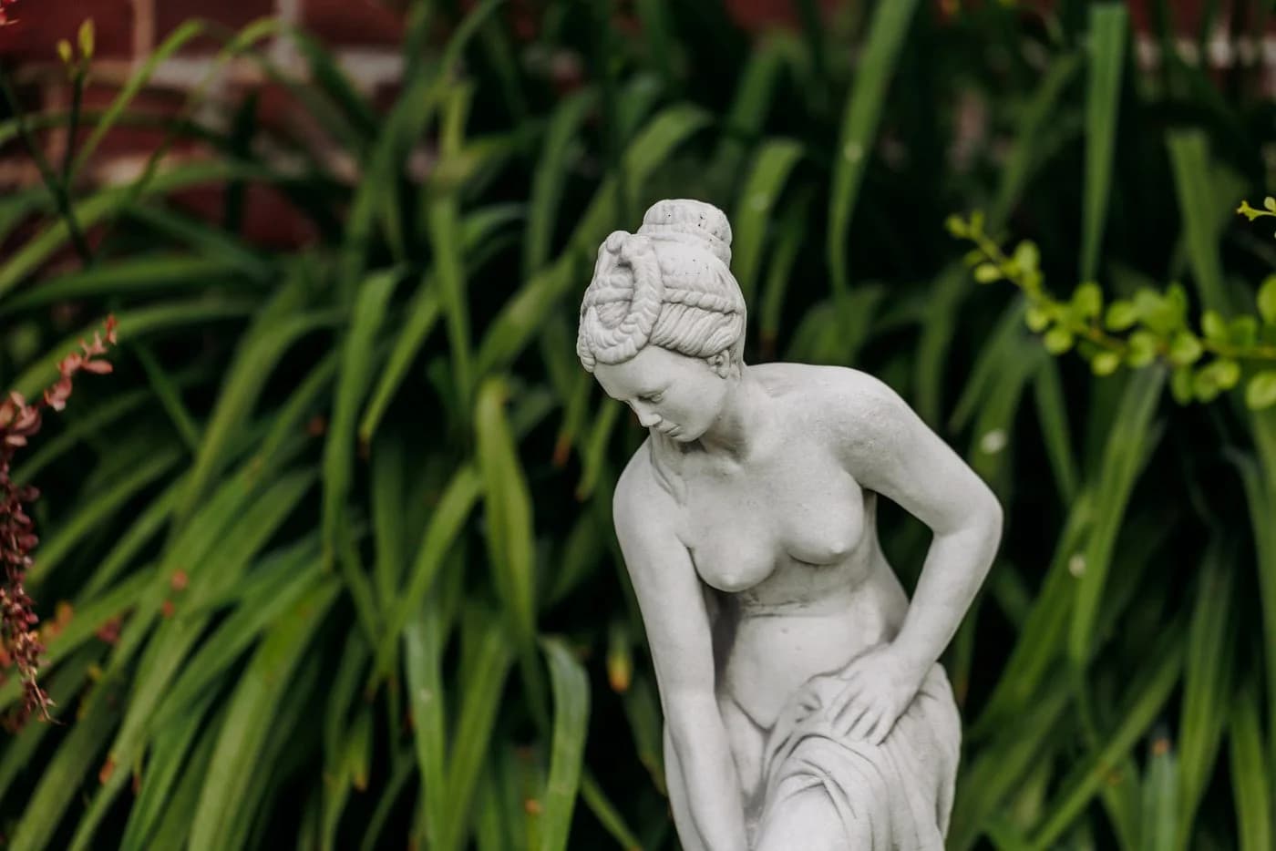 gartendekoparadies.de Gartenfigur Statue "Badende Venus" Steinfigur Grau - Bild 5