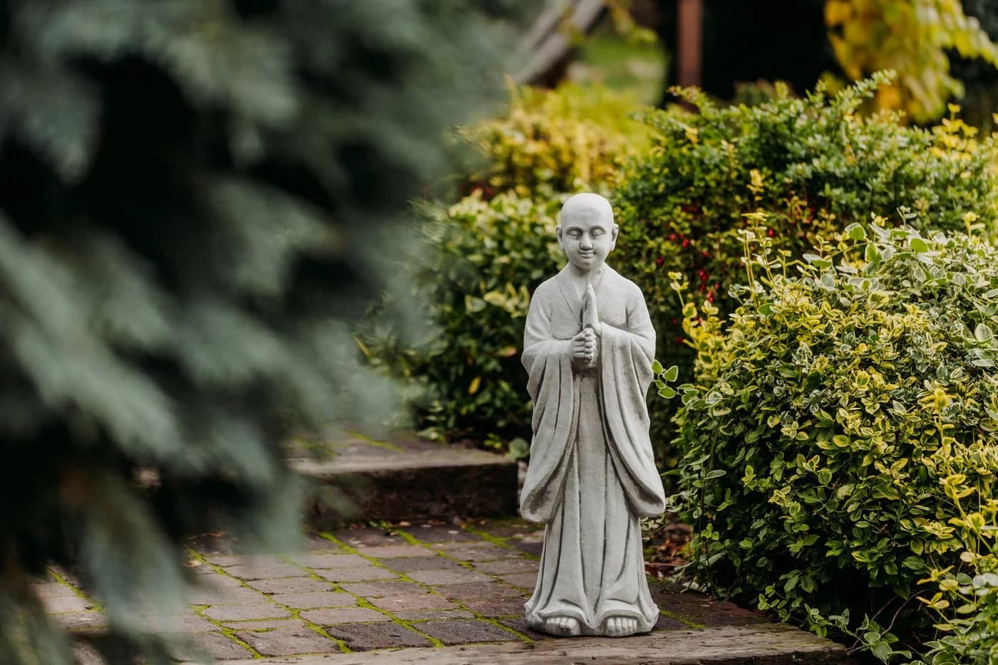 gartendekoparadies.de Stehender Buddha Mönch Steinfigur Grau Frostsicher
