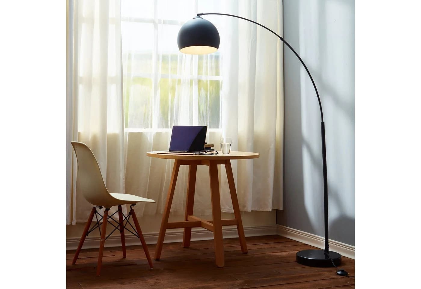 Teamson Home Bogenlampe Gebogene Stehlampe Metall Glockenschirm Schwarz