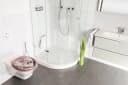 Hochwertiger WC-Sitz in Braun mit Ovalem Design und Herzen Bild 1