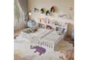 zebery Kinderbett Bodenbett Weiß mit Sicherheitsgittern und Bücherregal Bild 2