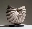 Quality Elegance Geometrische Muschel-Skulptur aus Resin 30x28 cm Bild 1