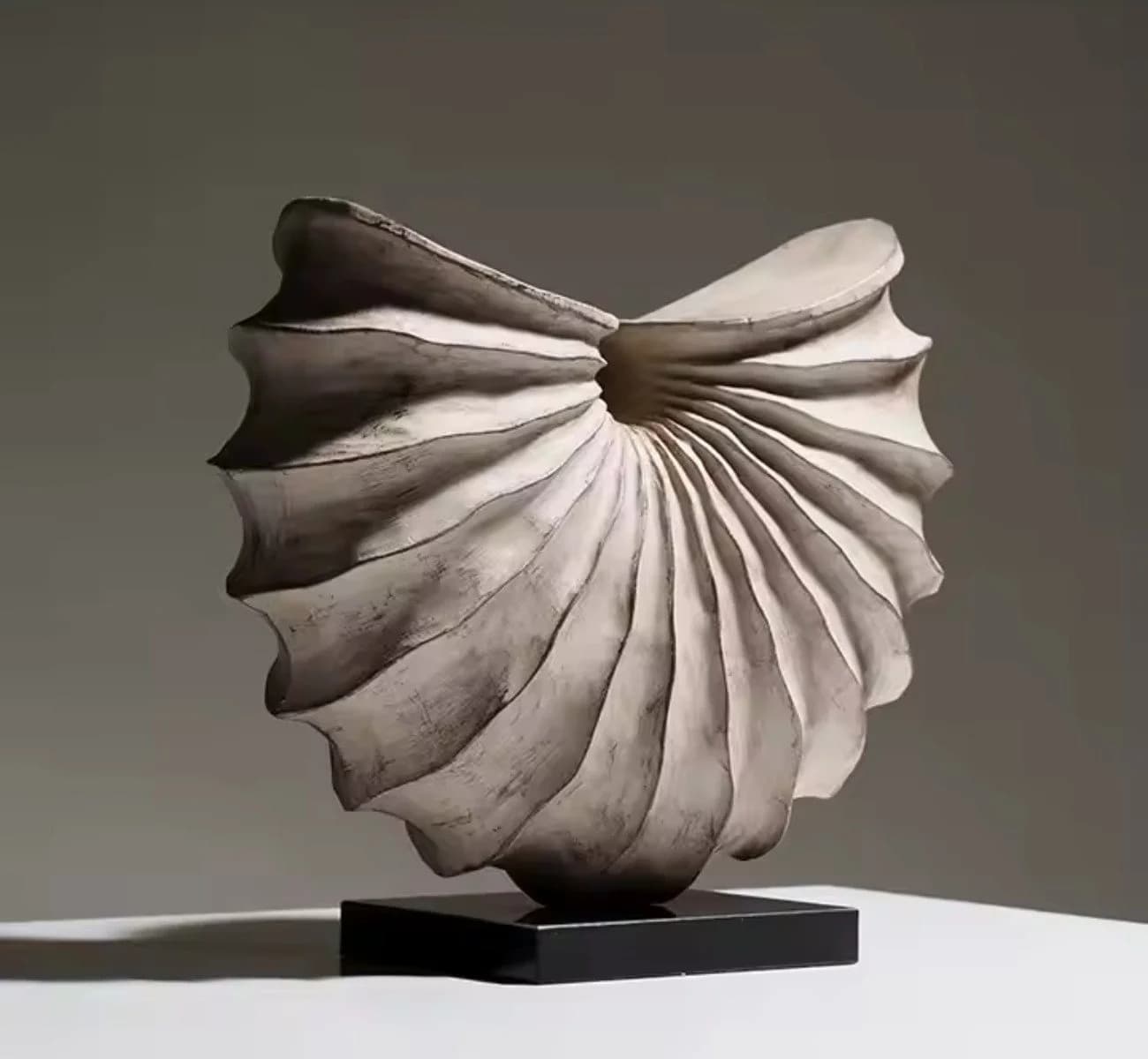 Quality Elegance Geometrische Muschel-Skulptur aus Resin 30x28 cm