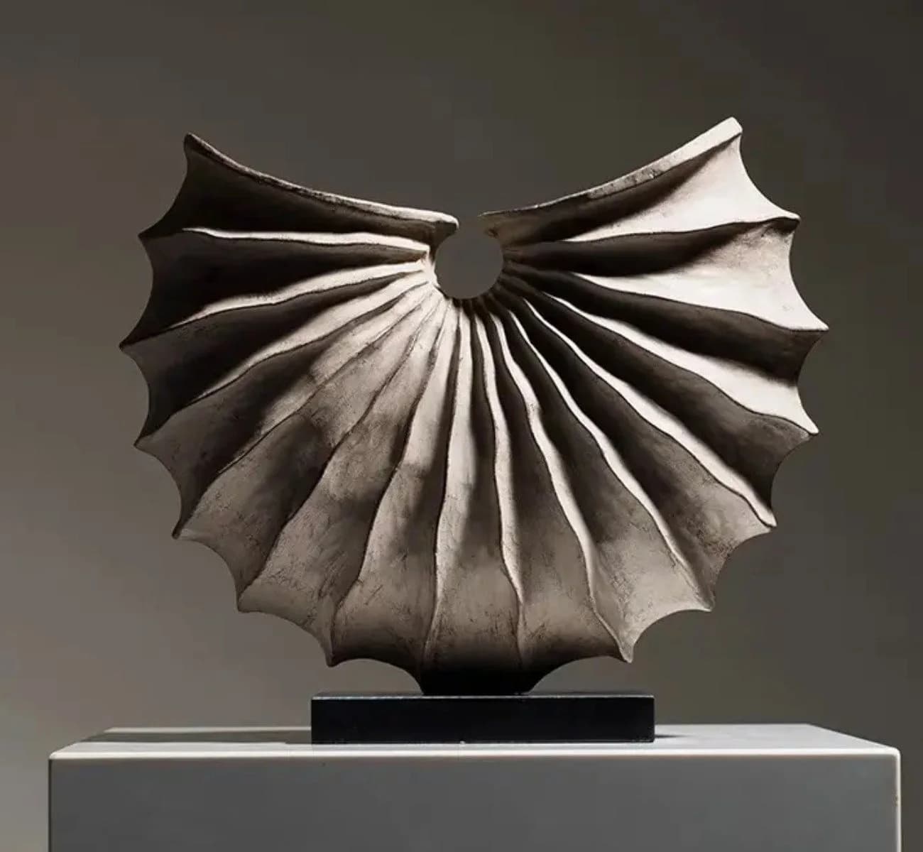 Quality Elegance Geometrische Muschel-Skulptur aus Resin 30x28 cm - Bild 2