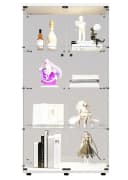 FUROKOY Glasvitrine Standvitrine Modern Glas Vitrinenschrank 4 Lagen Glasvitrine mit 2 Glastür Sammlervitrine für Sammlerstücke Bücher Wein mit Licht weiß Bild 2