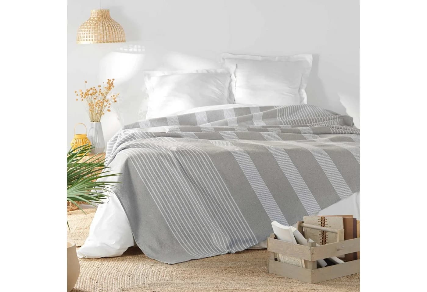 Wohndecke Bettüberwurf mit Streifen 180 x 220 cm Grau Douceur d'intérieur