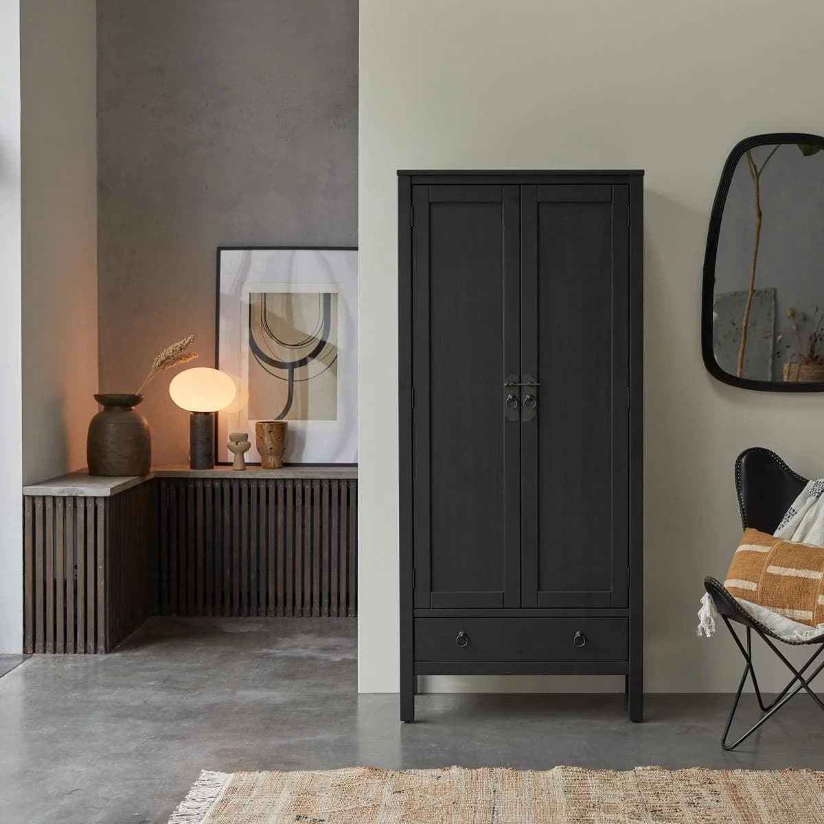 Tikamoon Schrank Thaki Black Massivholz 2 Türen Schwarz