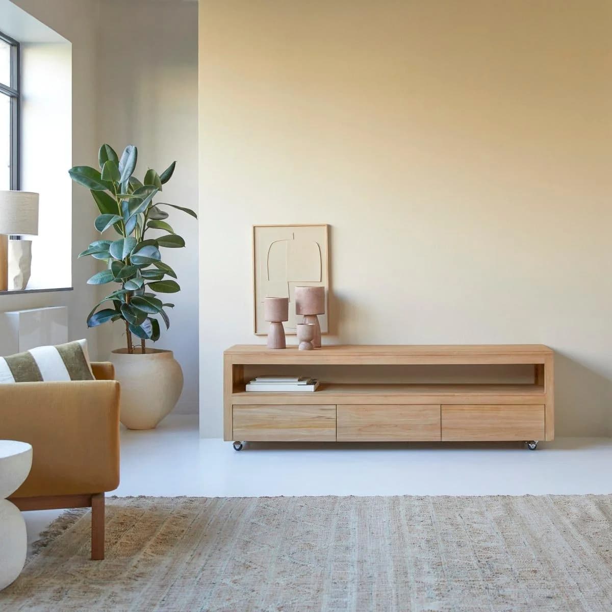 Tikamoon TV Schrank Anoa Massivholz Teak Braun Rollen
