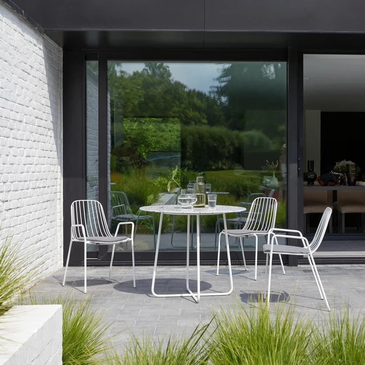 Tikamoon Runder Gartentisch Elio Weiß Premium-Terrazzo Metall