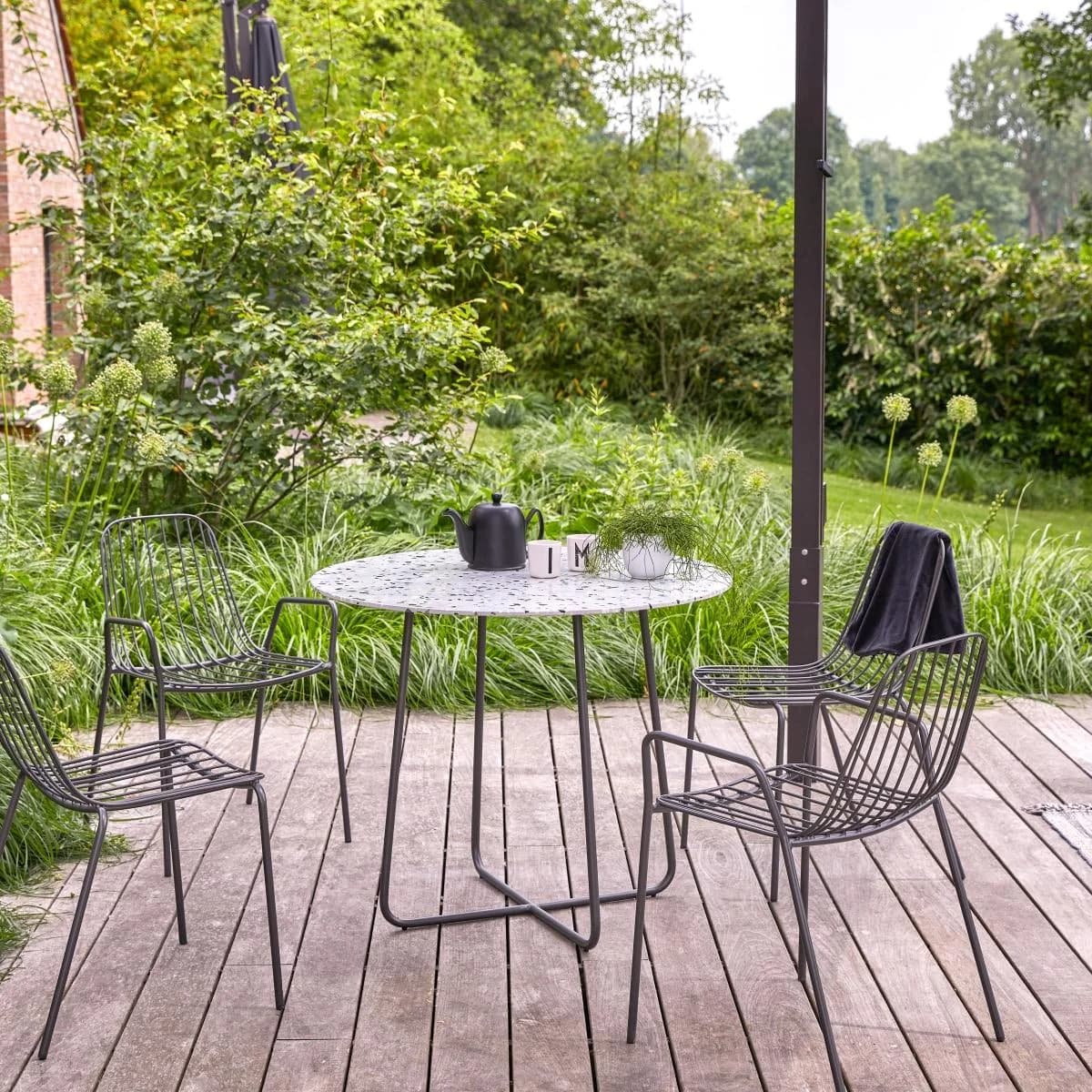 Tikamoon Runder Gartentisch Elio Grau Terrazzo Metall 90 cm