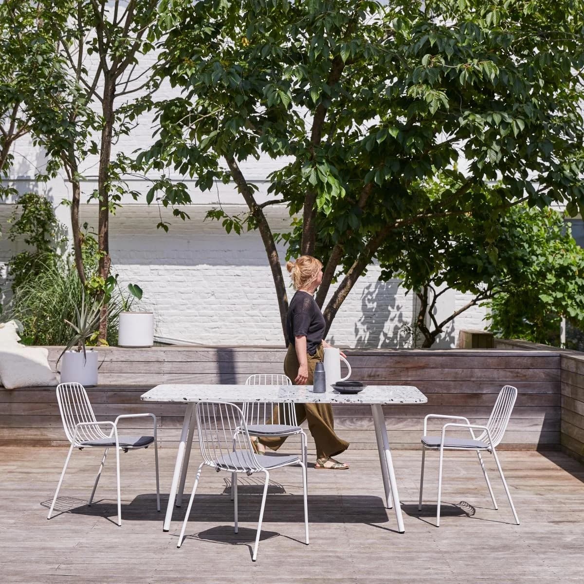 Tikamoon Rechteckiger Gartentisch Premium-Terrazzo und Metall 160 Elio weiß
