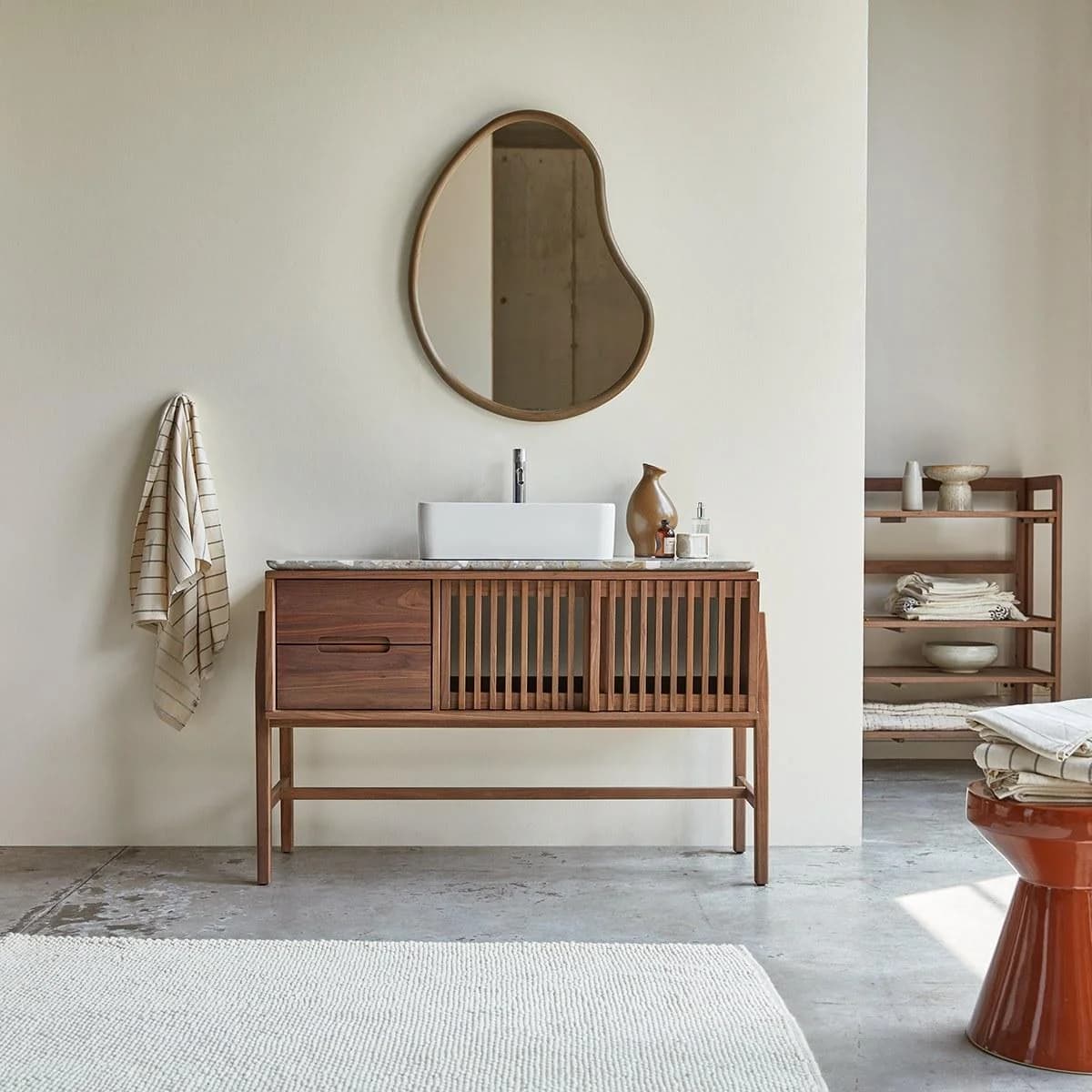 Tikamoon Badezimmerschrank Isaure aus massivem Nussbaumholz und Premium-Terrazzo 125 cm