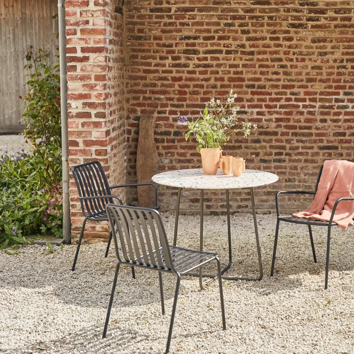 Tikamoon Gartentisch Elio Braun Terrazzo Metall