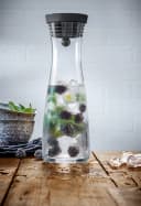 WMF Wasserkaraffe Basic 1l mit Sieb und Close-Up-Verschluss Schwarz/Transparent Bild 1